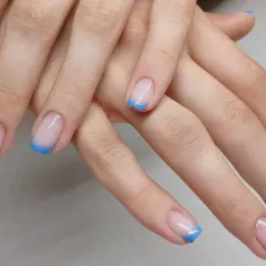 Elegancki niebieski french z brokatową linią na paznokciach.