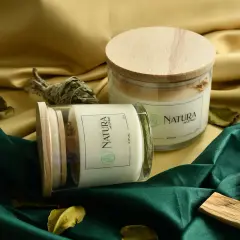 Dwie świece Natura od Pauli, kadzidełka i suszone liście tworzą atmosferę domowego spa.