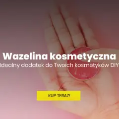 Dłoń trzymająca okrągłe opakowanie z wazeliną kosmetyczną. Idealny dodatek do Twoich kosmetyków DIY.