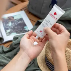 Dłoń aplikuje krem z filtrem Cell Fusion C. Idealny na wakacje, chroni skórę przed słońcem.