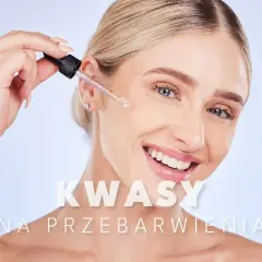 Uśmiechnięta kobieta aplikuje serum z kwasem fitynowym na twarz, by zwalczyć przebarwienia.
