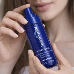 Kwas hialuronowy w serum HydroPeptide. Jak stosować? Delikatne dłonie trzymają buteleczkę z pompką, gotową do aplikacji.