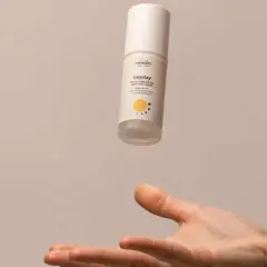 Lekkie serum z potrójną witaminą C i antyoksydantami, które wspiera walkę z oznakami starzenia. Idealne dla Twojej skóry.