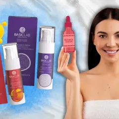 Uśmiechnięta kobieta prezentuje kosmetyki z retinolem. W zestawie serum z retinolem, witaminą C i karnozyną.