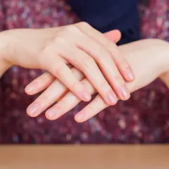 Dłonie po zabiegu, naturalne paznokcie. Czy manicure japoński ma wady? Delikatne, zadbane dłonie.