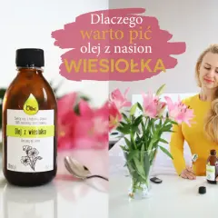 Kobieta z blond włosami trzyma butelkę oleju z wiesiołka. Na stole stoi wazon z kwiatami. Olej z wiesiołka na twarz to naturalne wsparcie dla urody.