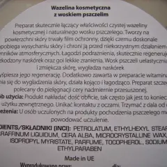 Wazelina kosmetyczna z woskiem pszczelim. Składnik PETROLATUM to wazelina, która tworzy film ochronny, zapobiega wysychaniu skóry i łagodzi podrażnienia.