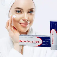Krem Retinobaza 17000 z witaminą A dla wygładzenia i redukcji niedoskonałości. Kobieta aplikuje go na twarz.