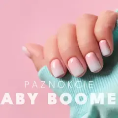 Delikatny manicure baby boomer na krótkich paznokciach, z subtelnym przejściem od różu do bieli.