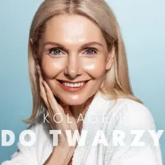 Uśmiechnięta kobieta w szlafroku, z dłonią na policzku. Tekst: "Kolagen do twarzy".