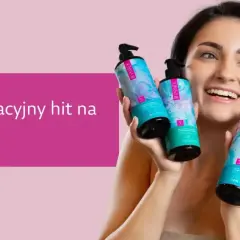 Uśmiechnięta kobieta prezentuje kosmetyki, które są hitem na trądzik.