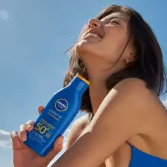 Klasyczny krem Nivea a opalanie: Czy przyspiesza? Poznaj fakty.