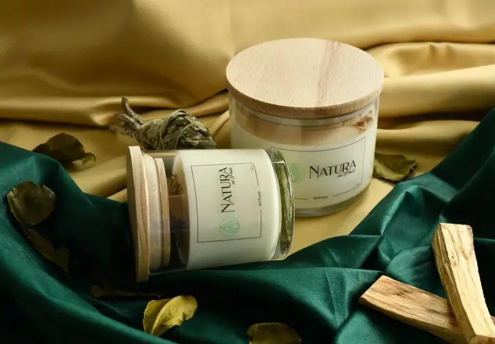 Dwie świece Natura od Pauli, kadzidełka i suszone liście tworzą atmosferę domowego spa.