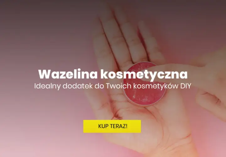 Dłoń trzymająca okrągłe opakowanie z wazeliną kosmetyczną. Idealny dodatek do Twoich kosmetyków DIY.