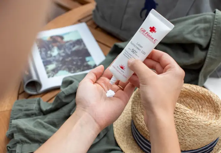 Dłoń aplikuje krem z filtrem Cell Fusion C. Idealny na wakacje, chroni skórę przed słońcem.