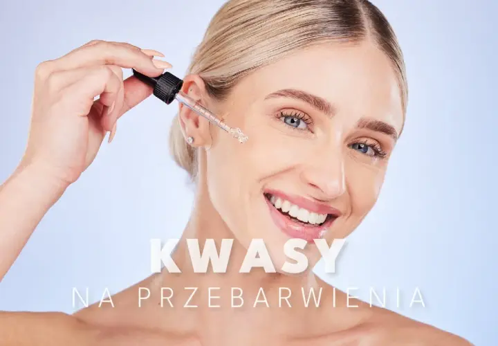 Uśmiechnięta kobieta aplikuje serum z kwasem fitynowym na twarz, by zwalczyć przebarwienia.