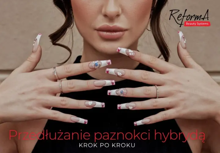 Dłonie z długimi, zdobionymi paznokciami hybrydowymi. Dowiedz się, jak przedłużyć paznokcie, by uzyskać taki efekt.