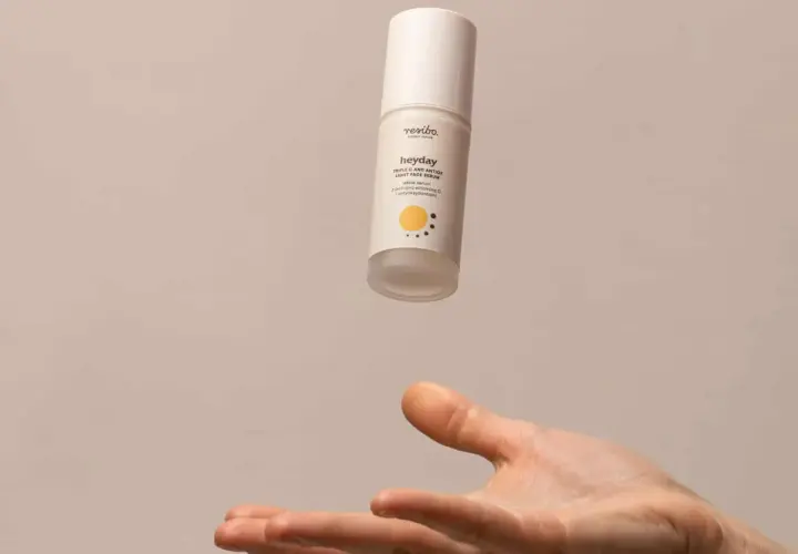 Lekkie serum z potrójną witaminą C i antyoksydantami, które wspiera walkę z oznakami starzenia. Idealne dla Twojej skóry.