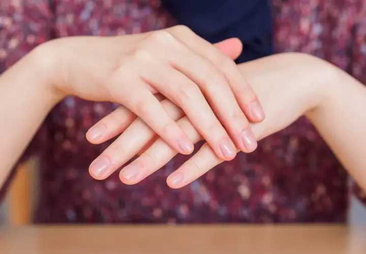 Dłonie po zabiegu, naturalne paznokcie. Czy manicure japoński ma wady? Delikatne, zadbane dłonie.