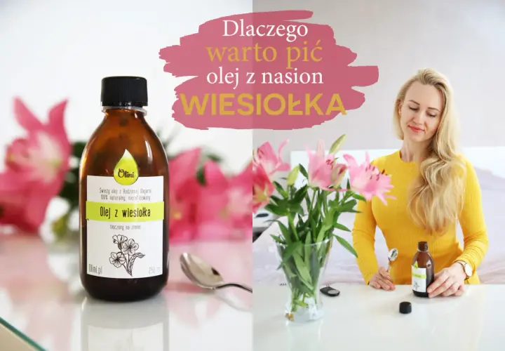 Kobieta z blond włosami trzyma butelkę oleju z wiesiołka. Na stole stoi wazon z kwiatami. Olej z wiesiołka na twarz to naturalne wsparcie dla urody.