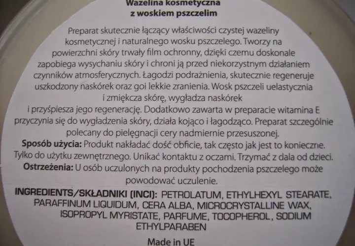 Wazelina kosmetyczna z woskiem pszczelim. Składnik PETROLATUM to wazelina, która tworzy film ochronny, zapobiega wysychaniu skóry i łagodzi podrażnienia.
