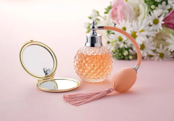 Perfumy: dlaczego „perfumami”, a nie „perfumem”? Wyjaśniamy!