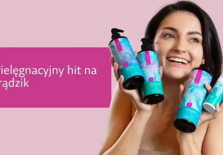 Uśmiechnięta kobieta prezentuje kosmetyki, które są hitem na trądzik.