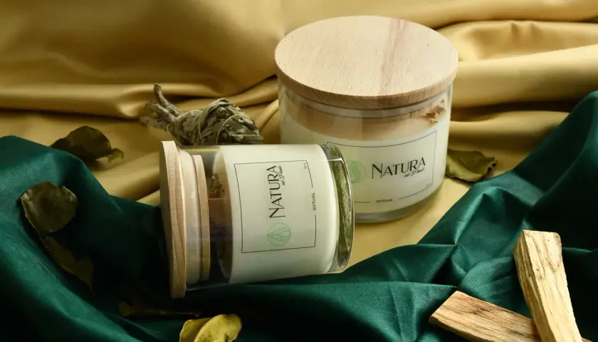 Dwie świece Natura od Pauli, kadzidełka i suszone liście tworzą atmosferę domowego spa.