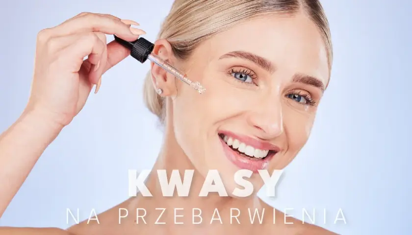 Uśmiechnięta kobieta aplikuje serum z kwasem fitynowym na twarz, by zwalczyć przebarwienia.
