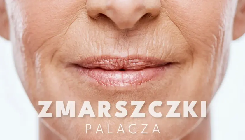 Widoczne zmarszczki palacza wokół ust starszej osoby. Tekst na zdjęciu: "ZMARSZCZKI PALACZA".