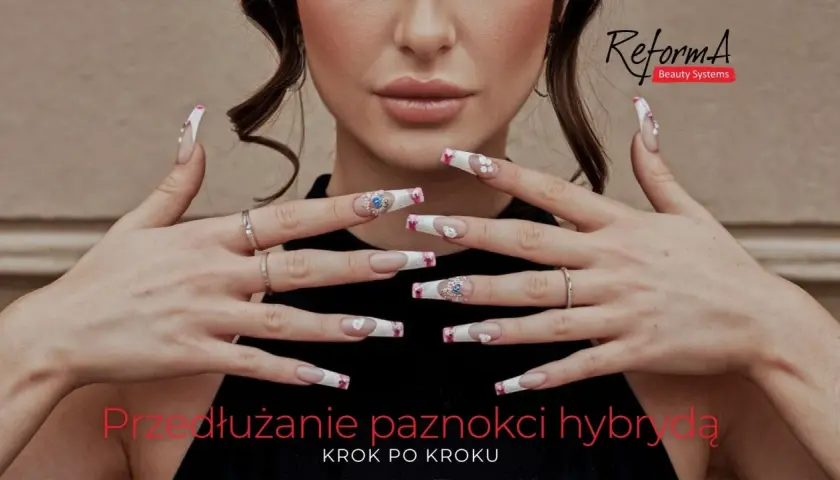 Dłonie z długimi, zdobionymi paznokciami hybrydowymi. Dowiedz się, jak przedłużyć paznokcie, by uzyskać taki efekt.