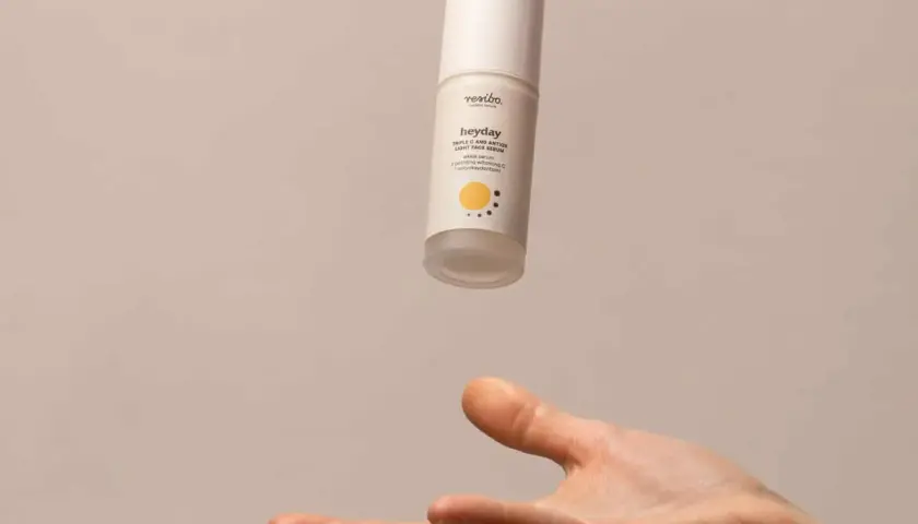 Lekkie serum z potrójną witaminą C i antyoksydantami, które wspiera walkę z oznakami starzenia. Idealne dla Twojej skóry.