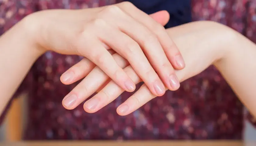 Dłonie po zabiegu, naturalne paznokcie. Czy manicure japoński ma wady? Delikatne, zadbane dłonie.