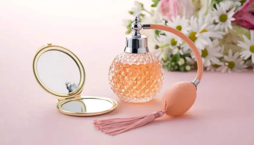 Perfumy: dlaczego „perfumami”, a nie „perfumem”? Wyjaśniamy!