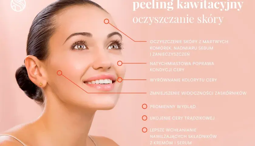Uśmiechnięta kobieta z promienną cerą, idealna po zabiegi na twarz, jakim jest peeling kawitacyjny.