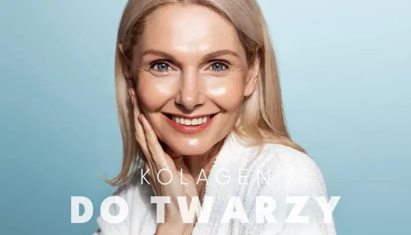 Uśmiechnięta kobieta w szlafroku, z dłonią na policzku. Tekst: "Kolagen do twarzy".