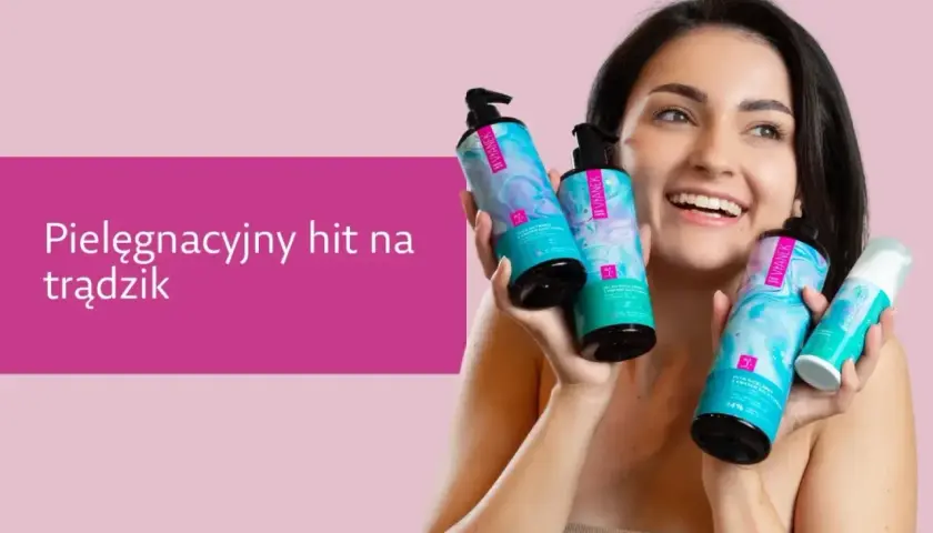 Uśmiechnięta kobieta prezentuje kosmetyki, które są hitem na trądzik.
