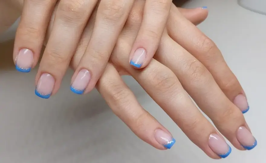 Niebieski french - jak zrobić idealny manicure?