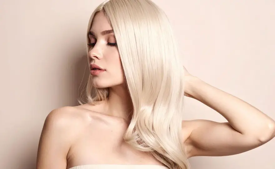 Platynowy blond - Komu pasuje? Pielęgnacja i stylizacje