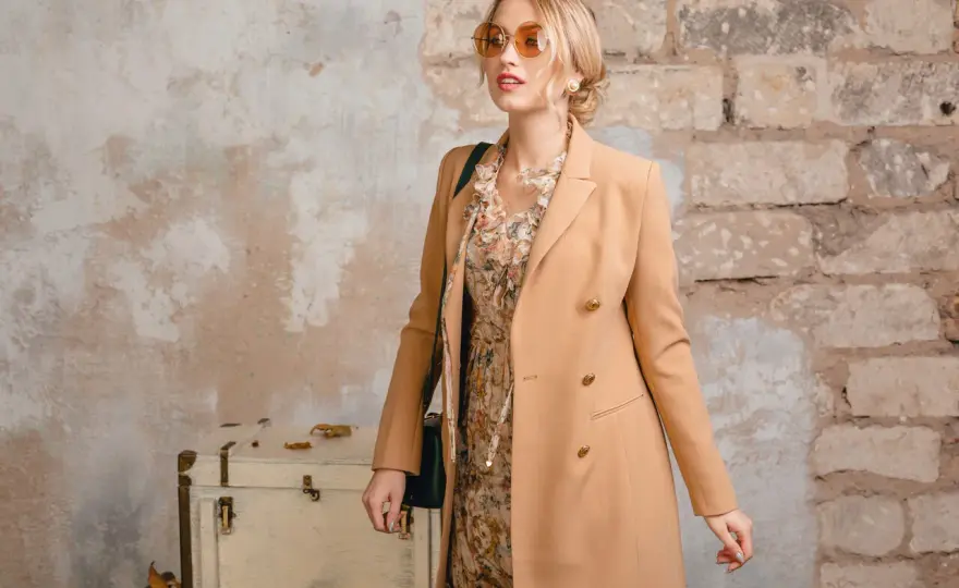 Camel w stylizacjach - Z czym łączyć i jak nosić?