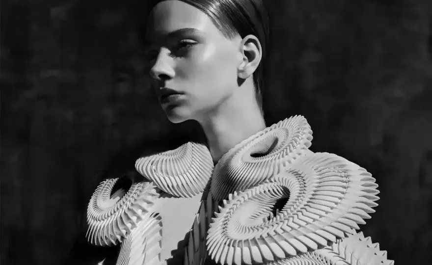 Futurystyczna moda Y3K - jak nosić ten styl na co dzień?