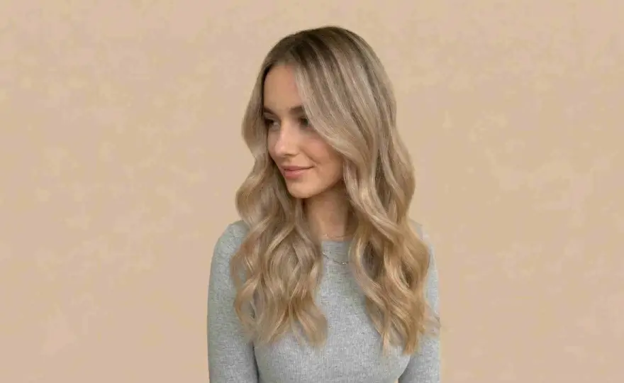 Piaskowy blond - jak uzyskać i dbać o idealny odcień?
