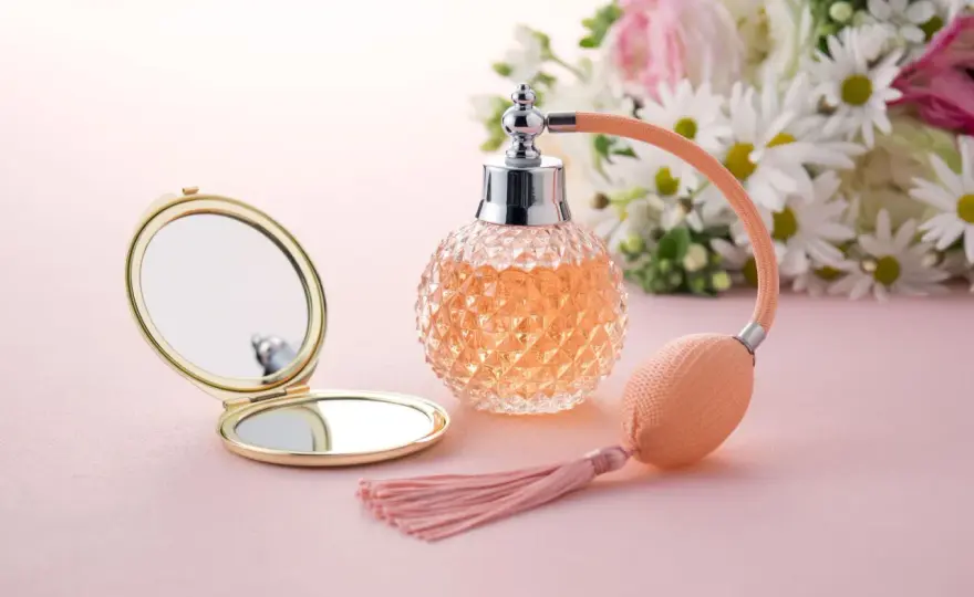 Perfumy: dlaczego „perfumami”, a nie „perfumem”? Wyjaśniamy!