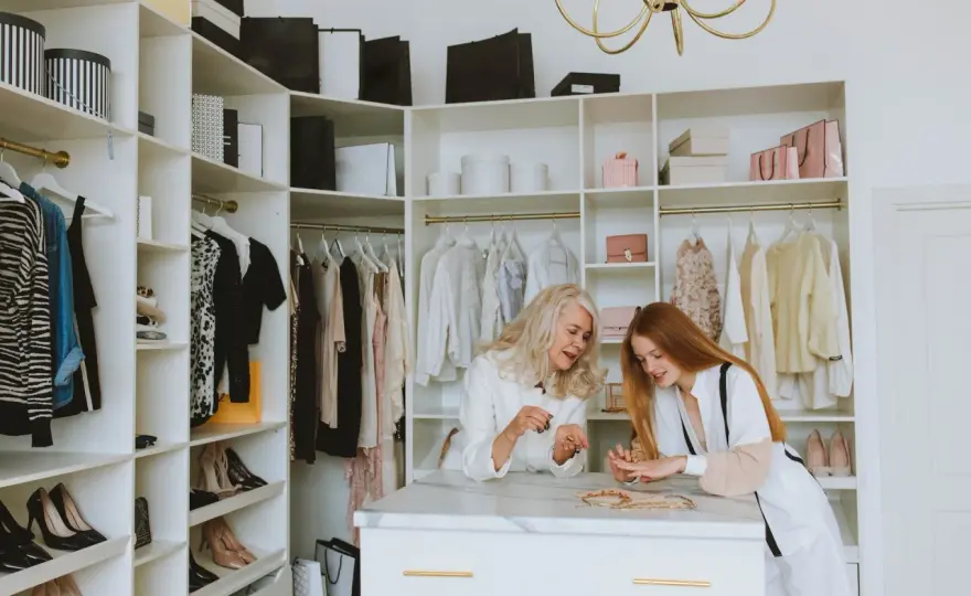 Styl basic - zbuduj szafę kapsułową krok po kroku
