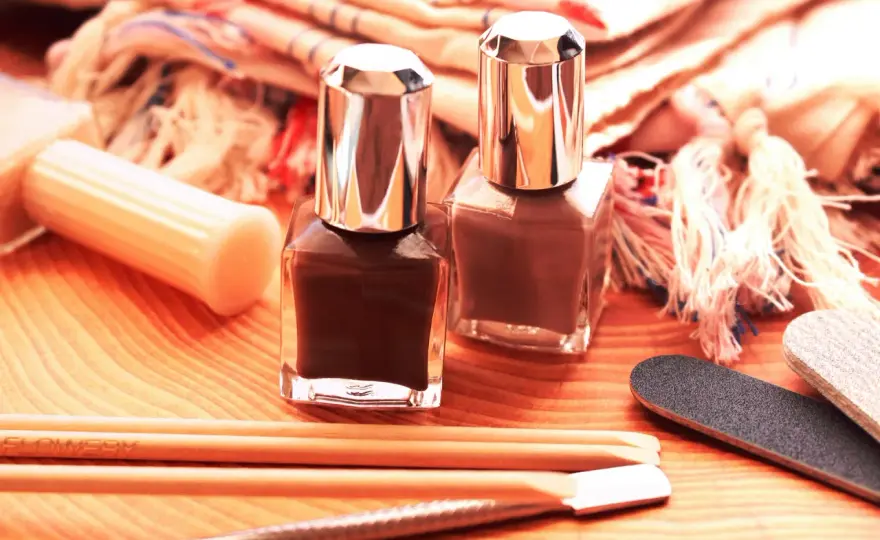 Klasyczny manicure - Jak uzyskać eleganckie paznokcie?