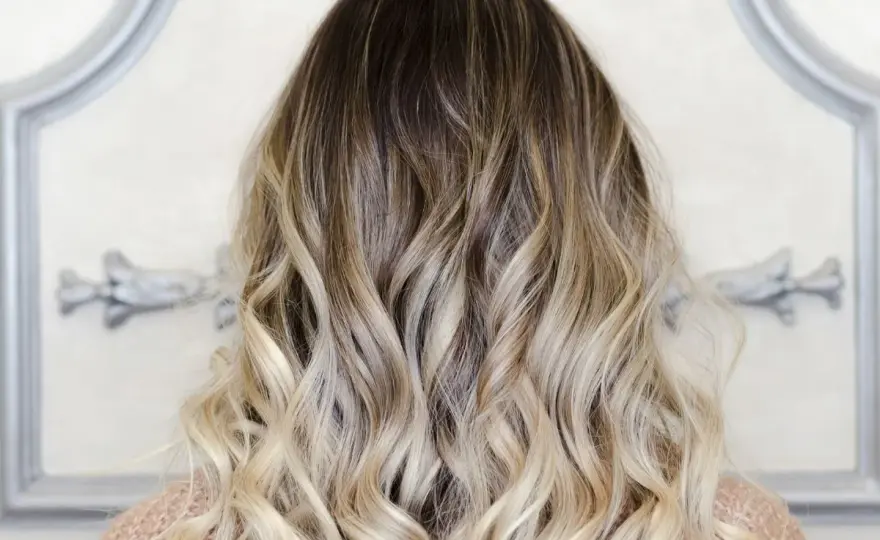 Ombre blond na ciemnych włosach - efekt, odcienie i pielęgnacja