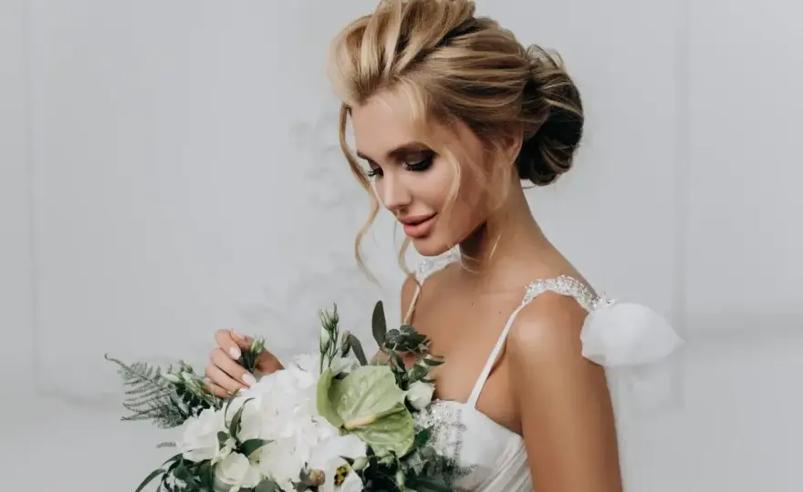 Proste włosy na wesele - 5 eleganckich pomysłów i trików