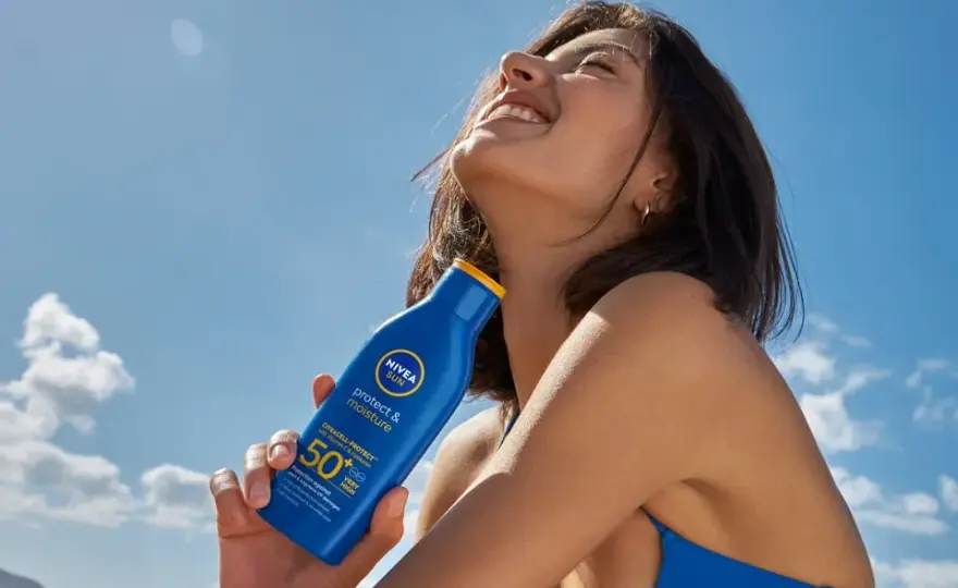 Klasyczny krem Nivea a opalanie: Czy przyspiesza? Poznaj fakty.