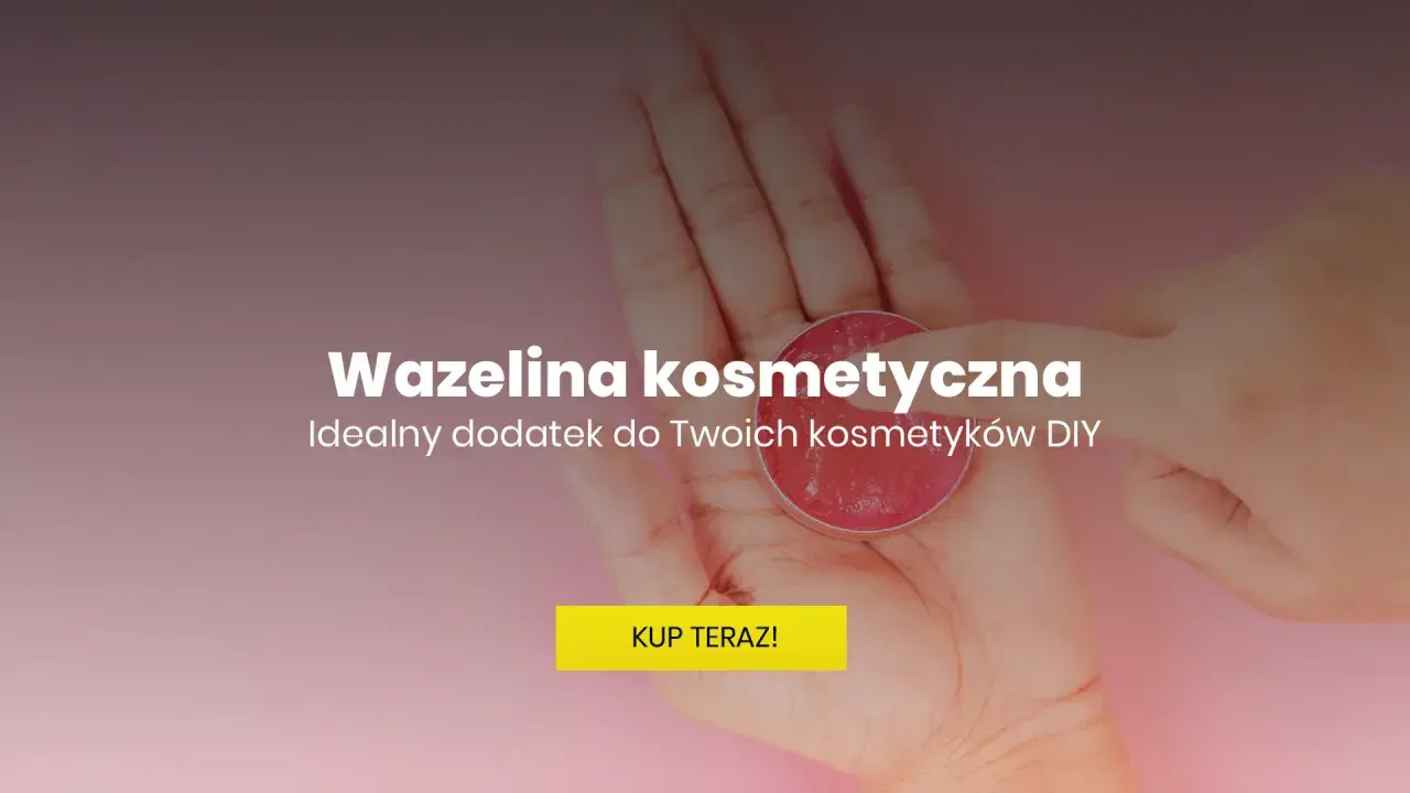 Dłoń trzymająca okrągłe opakowanie z wazeliną kosmetyczną. Idealny dodatek do Twoich kosmetyków DIY.