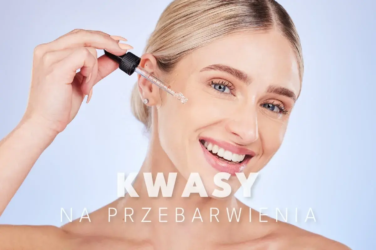 Uśmiechnięta kobieta aplikuje serum z kwasem fitynowym na twarz, by zwalczyć przebarwienia.